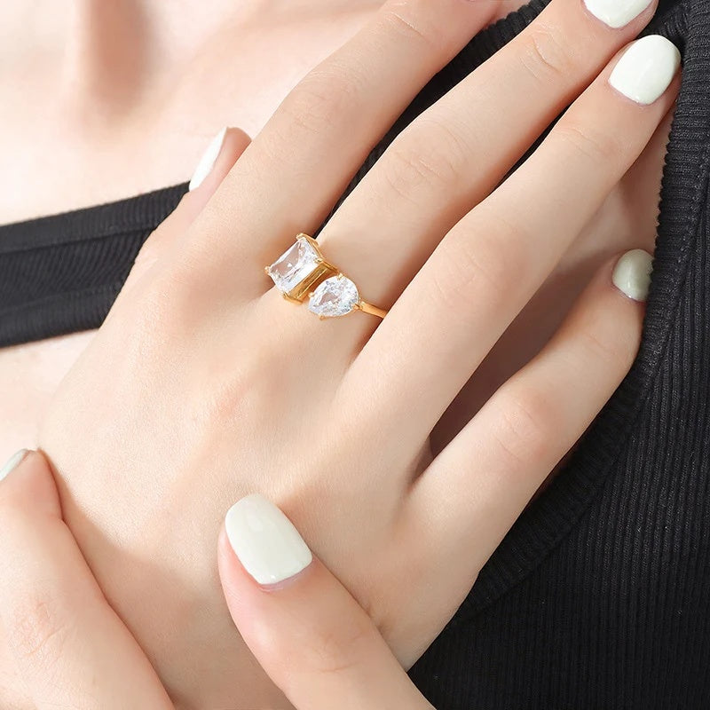 All clear Toi et Moi Ring on the hand