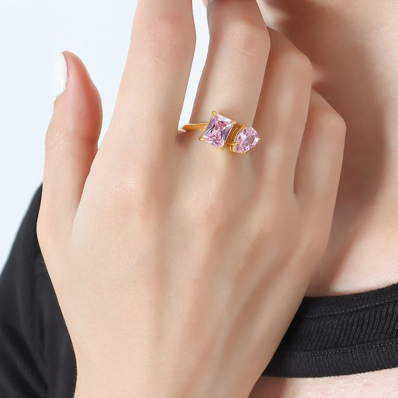 All pink Toi et Moi Ring on the hand