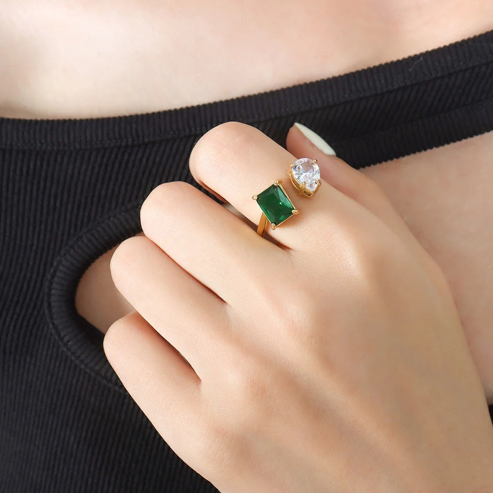 Green and clear Toi et Moi Ring on the hand
